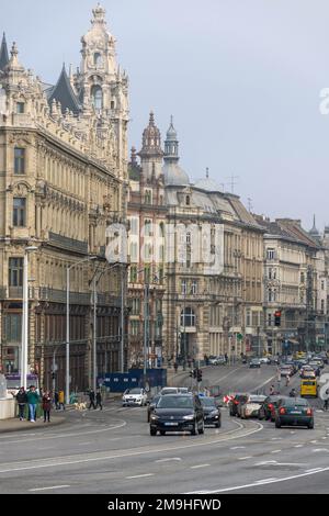 Una verticale di via Szabad sajto in una giornata cupa a Budapest, Ungheria Foto Stock