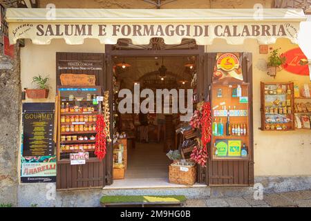 Tropea, Italia - 9 settembre 2019: Negozio di alimentari tradizionali in Calabria. Street shop facciata italiana a Tropea. Foto Stock