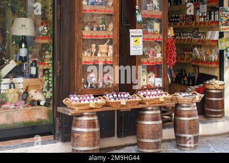 Tropea, Italia - 5 settembre 2019: Souvenir tradizionali e mercatino di strada della drogheria del Sud Italia. Facciata e decorazioni in stile vintage Foto Stock