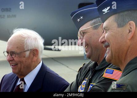 Il sig. Johnny Grant (a sinistra), sindaco onorario di Hollywood, creatore della Hollywood Walk of Fame parla con l'US Air Force (USAF) Major General (MGEN) James P. Czekanski, Comandante, 4th Air Force e USAF Colonel (col) Timothy Wrighton, Commander 452nd Air Mobility Wing (AMW) sulla linea di volo presso la base di March Air Reserve (ARB), California (CA). Grant ha presentato a MGEN Czekanski le videocassette dei film nominati da Oscar che saranno volati all'estero per l'intrattenimento delle truppe americane schierate in Afghanistan. Base: March Air Reserve base Stato: California (CA) Paese: Stati Uniti d'America (USA) Foto Stock