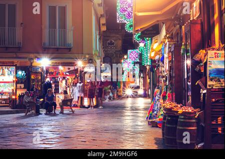 Tropea, Italia - 6 settembre 2019: Illuminazione notturna di Tropea città del Sud Italia. Strada centrale con mercati di souvenir turistici, ristoranti e sh Foto Stock