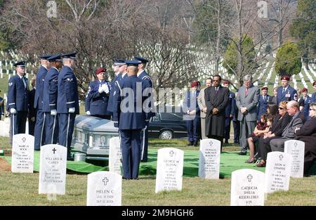 US Air Force (USAF) CAPO MAESTRO Sergente (MSGT) Donald Shelton, sovrintendente, 38th Rescue Squadron, riceve la bandiera americana piegata da un membro della USAF Honor Guard durante il Graveside Funeral Service per USAF SENIOR Airmen (SRA) Jason Cunningham, tenuto presso Arlington National Cemetery, Arlington, Virginia (VA). SRA Cunningham, un parasebeman, è stato ucciso in azione in Afghanistan durante l'operazione ANACONDA. Base: Arlington National Cemetery Stato: Virginia (VA) Nazione: Stati Uniti d'America (USA) Foto Stock