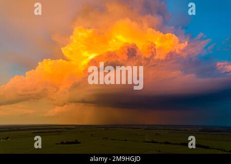Cielo spettacolare al tramonto sopra la campagna, Marion County, Illinois, USA Foto Stock