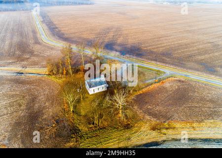 Ripresa aerea della Pleasant Grove Methodist Church all'alba, Marion County, Illinois, USA Foto Stock