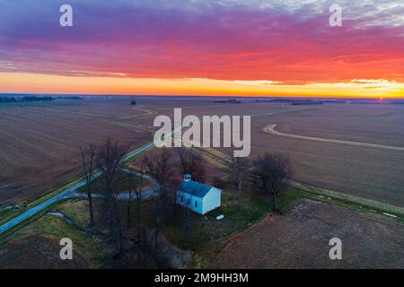 Ripresa aerea della Pleasant Grove Methodist Church all'alba, Marion County, Illinois, USA Foto Stock