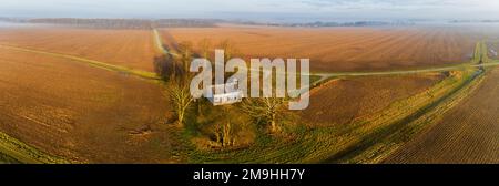 Ripresa aerea della Pleasant Grove Methodist Church all'alba, Marion County, Illinois, USA Foto Stock