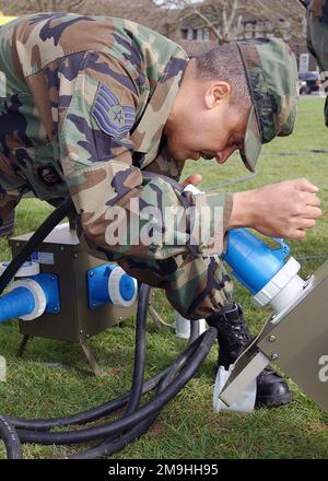 Technical Sergeant (TSGT) Clark James, USAF, Electrical Power Production Craftsman, 48th Civil Engineer Squadron (CES), 48th Fighter Wing (FW), Royal Air Force Lakenheath, Regno Unito, collega i cavi di alimentazione in una scatola di distribuzione dell'alimentazione da un generatore MEP 4 per fornire 220 volt durante l'esercizio URANDO EAGLE. Il 48th Communication Squadron (CS) è un esercizio tenuto presso il RAF Feltwell. SCREAMING EAGLE è un esercizio di tre settimane che offre formazione per le implementazioni reali. Durante l'esercizio di tre settimane, le truppe procedono attraverso una linea di mobilità, costruiscono tende e conducono operazioni quotidiane Foto Stock