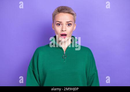 Foto di affascinante nervosa depressa confuso signora bocca aperta cattiva reazione perso tutti i suoi soldi in bancarotta isolato su sfondo di colore viola Foto Stock