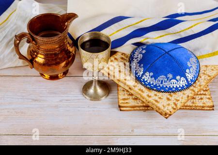 In celebrazione composizione vacanza ebraica Pesach tazza di kosher kiddush vino senza lievito Matzah pane Foto Stock