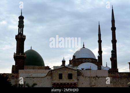 Cairo, Egitto, 7 2023 gennaio: La grande moschea di Muhammad Ali Pasha o moschea di alabastro nella Cittadella del Cairo e il Sultano al-Nasir Muhammad ibn Qala Foto Stock