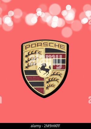 Scottsdale, AZ, USA - 17 febbraio 2018: Logo della Porsche 718 Cayman 2018 bianca di fronte al negozio Porshe. Porsche AG è un produttore automobilistico tedesco Foto Stock