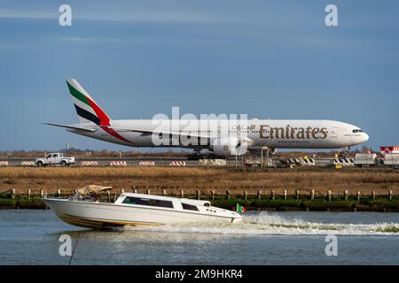 Venezia, Italia - Marzo 2022: Emirates aicraft all'Aeroporto Marco Polo Foto Stock