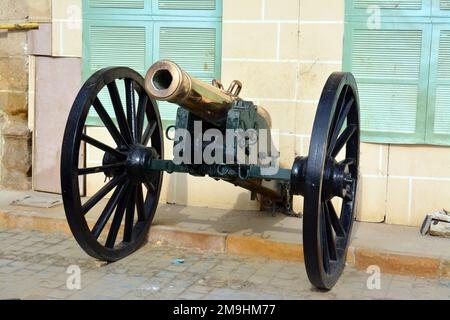 Un vecchio cannone di iftar Ramadan antico che ha usato per sparare per annunciare il tempo che i musulmani rompono il loro digiuno nel Ramadan al tramonto che si trova al Cairo Foto Stock