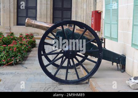 Un vecchio cannone di iftar Ramadan antico che ha usato per sparare per annunciare il tempo che i musulmani rompono il loro digiuno nel Ramadan al tramonto che si trova al Cairo Foto Stock