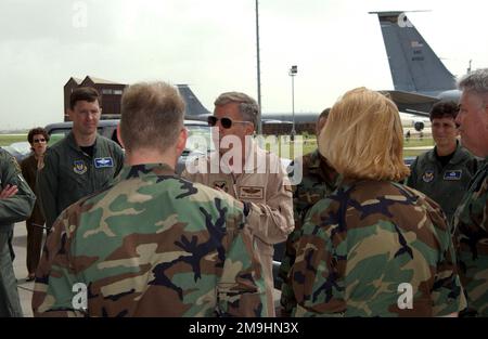 Generale (GEN) Robert Foglesong, Vice CAPO DELLO STATO MAGGIORE dell'aeronautica statunitense (USAF), parla con i membri della Guardia Nazionale aerea dell'Alabama (ANG), durante la sua visita alla base aerea di Incirlik, Turchia, a sostegno dell'operazione CHE PERDURERÀ LA LIBERTÀ. Soggetto operativo/Serie: ENDURING FREEDOM base: Incirlik Air base, Adana Paese: Turchia (TUR) scena comando maggiore mostrato: Combined Task Force Foto Stock