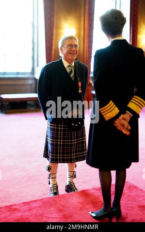 Geoffrey Brown, ex presidente di St. Johnstone Football Club, di Glencarse, è stato nominato ufficiale dell'Ordine dell'Impero britannico dalla Principessa reale al Palazzo di Holyroodhouse, Edimburgo. L'onore riconosce i servizi per il calcio scozzese e per la comunità di Perth. Data immagine: Mercoledì 18 gennaio 2023. Foto Stock