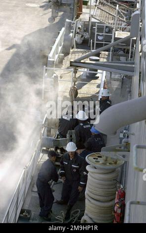 I marinai DELLA US Navy (USN) con il molo di trasporto anfibio USS DUBUQUE (LPD 8) si avviano verso una nuova località, a sostegno dell'esercizio NORTHERN EDGE 2002. Base: Porto di Valdez Stato: Alaska (AK) Paese: Stati Uniti d'America (USA) Foto Stock