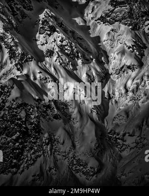 Veduta aerea della montagna innevata in bianco e nero, Alpage de Loriaz, Vallorcine, Alpi francesi, Francia Foto Stock