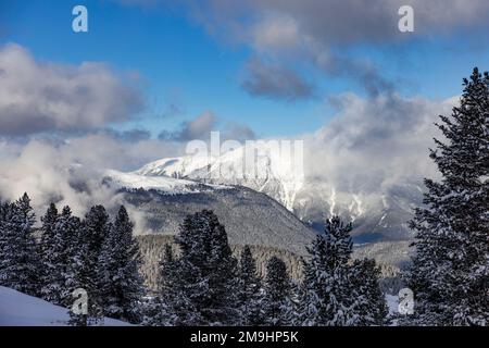 Bergpanorama, verschneite Berge bei blauem Himmel mit ein paar Wolken Foto Stock