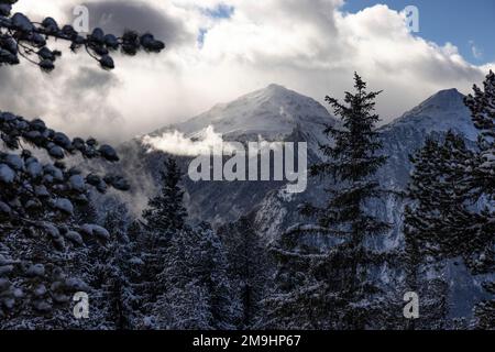 Bergpanorama, verschneite Berge bei blauem Himmel mit ein paar Wolken Foto Stock