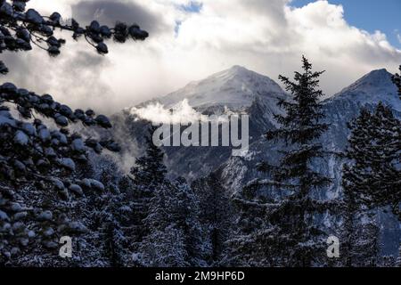 Bergpanorama, verschneite Berge bei blauem Himmel mit ein paar Wolken Foto Stock