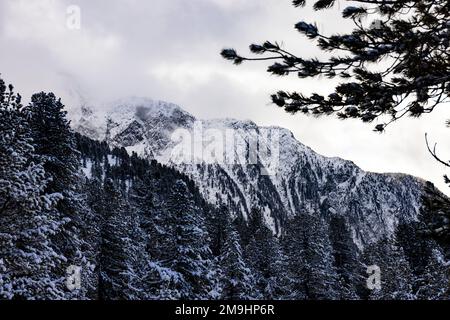 Bergpanorama, verschneite Berge bei blauem Himmel mit ein paar Wolken Foto Stock