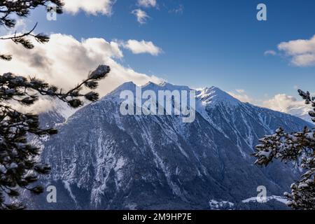 Bergpanorama, verschneite Berge bei blauem Himmel mit ein paar Wolken Foto Stock