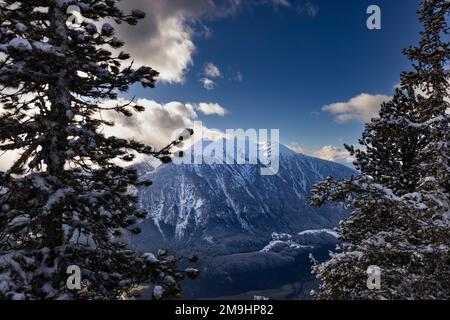 Bergpanorama, verschneite Berge bei blauem Himmel mit ein paar Wolken Foto Stock