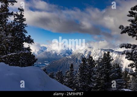 Bergpanorama, verschneite Berge bei blauem Himmel mit ein paar Wolken Foto Stock