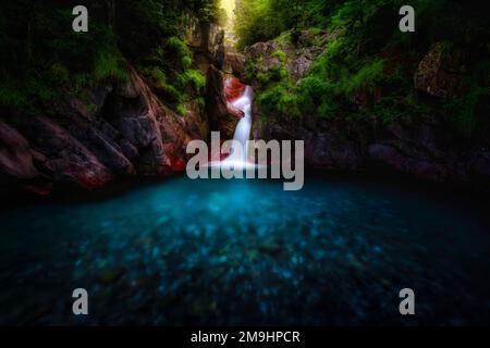 Paesaggio con cascata e stagno, Valle Pineta, Pirenei, Spagna Foto Stock