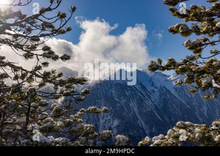 Bergpanorama, verschneite Berge bei blauem Himmel mit ein paar Wolken Foto Stock