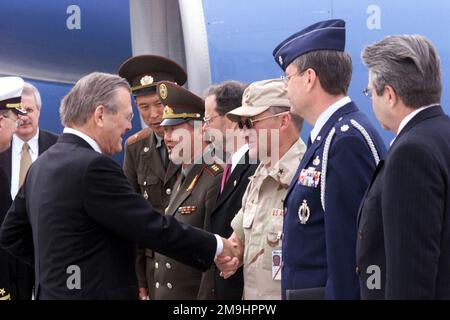 L'onorevole Donald H. Rumsfeld, Stati Uniti Il Segretario della Difesa scrolla le mani con gli Stati Uniti Air Force Brig. GEN. Wayne 'Speedy' Lloyd, quando arriva in un sito dispiegato in Kirghizistan, durante il tour del Segretario dell'Asia centrale, a sostegno dell'operazione Enduring Freedom. (STATI UNITI Foto Air Force di MASTER SGT. Jerry King) (rilasciato). L'onorevole Donald H. Rumsfeld, Stati Uniti Il Segretario della Difesa scrolla le mani con gli Stati Uniti Air Force Brig. Wayne 'Speedy' Lloyd, quando arriva in un sito dispiegato in Kirghizistan, durante il tour del Segretario dell'Asia Centrale, a sostegno dell'operazione Enduring Freedom. (STATI UNITI Aria F Foto Stock