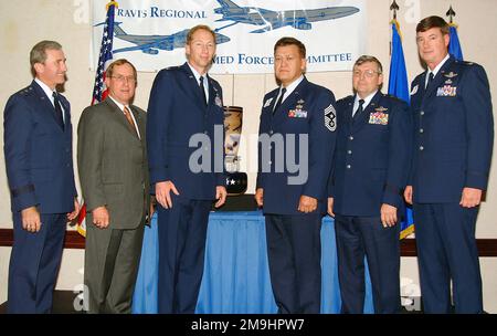 020426-F-3760K-005. [Completa] Caption scena: US Air Force (USAF) Major General (MGEN) John D. Becker (a sinistra), Comandante, 15th Air Force; Gary Falati, Presidente della base aerea di Travis (AFB) Regional Armed Forces Committee; USAF Colonel (col) James T. Rubeor, Comandante, 349th Air Mobility Wing (AMW); USAF COMANDANTE CAPO SERGENTE (CCMST) Anthony Maddux, 349th AMW; USAF maggiore Generale (MGEN) James P. Czekanski, Comandante, 4th Air Force; e USAF col Robert D. Rodekohr, Comandante, 153rd Air Wing International Guard, posa per una fotografia durante la cerimonia di premiazione del Trofeo Solano 2001, p. Foto Stock