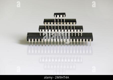 Componenti elettronici. Microprocessori su sfondo a specchio. Messa a fuoco selettiva. Foto Stock