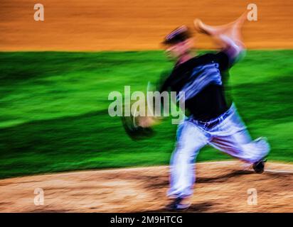 Lanciatore di baseball in movimento, la palla di cattura Foto Stock