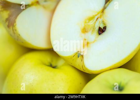 Mele gialle tagliate a metà in una foto macro molto ravvicinata. Foto Stock