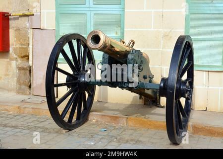 Un vecchio cannone di iftar Ramadan antico che ha usato per sparare per annunciare il tempo che i musulmani rompono il loro digiuno nel Ramadan al tramonto che si trova al Cairo Foto Stock