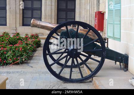 Un vecchio cannone di iftar Ramadan antico che ha usato per sparare per annunciare il tempo che i musulmani rompono il loro digiuno nel Ramadan al tramonto che si trova al Cairo Foto Stock