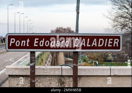 Avignone, Vaucluse, Francia, 12 29 2022 - segno del ponte Edouard Daladier Foto Stock