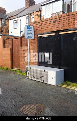 Flytipping urbano di un frigorifero congelatore fuori di una casa a Scarborough Foto Stock