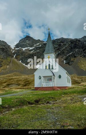 Vista della chiesa ristrutturata dal 1913 presso la stazione di caccia alla balena norvegese a Grytviken sull'isola della Georgia del Sud, Sub-Antartide. Foto Stock