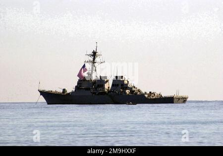 La classe ARLEIGH BURKE Destroyer USS Decatur (DDG 73) vola i colori degli Stati Uniti mentre ancorato al largo della costa di Dili, durante le cerimonie presso l'Ambasciata degli Stati Uniti a Timor Est. L'ex Missione degli Stati Uniti è stata ridesignata come Ambasciata degli Stati Uniti dopo che Timor Est ha ufficialmente ottenuto la sua indipendenza. Dopo più di quattrocento anni di dominio coloniale, venticinque anni di occupazione e due anni di ricostruzione come territorio amministrato dalle Nazioni Unite, Timor Est divenne la più recente nazione democratica indipendente del mondo il 20 maggio 2002. (Immagine substandard). Base: Dili Nazione: Timor Est (TMP) Foto Stock