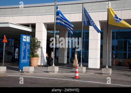 Persone all'esterno dell'ingresso alla sala delle partenze Aeroporto Internazionale di Atene Eleftherios Venizelos Atene Grecia Foto Stock