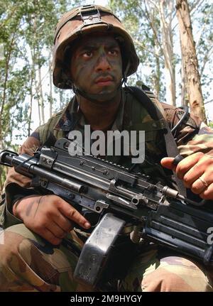 US Army (USA) Specialists Fourth Class (SPC4) Steve Colon, Infantryman, 1st Battaglione, 27th reggimento fanteria, porta la sua arma automatica 5,56mm M249 Squad (SAW) come attende il movimento truppa durante gli esercizi di addestramento tenuti in Thailandia, durante l'esercizio COBRA GOLD 2002. Subject Operation/Series: COBRA GOLD 2002 Country: Thailand (THA) Foto Stock