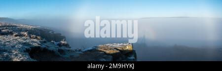 Spettacolare cratere di brocken e fogbow visto da Rocky Valley su Ilkley Moor con una polvere di neve, West Yorkshire, Inghilterra, Regno Unito Foto Stock