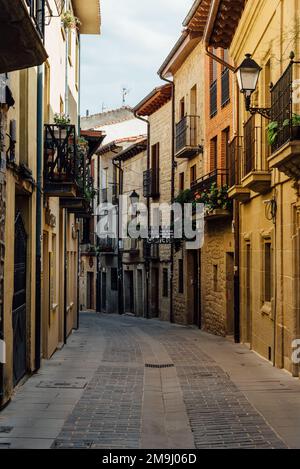 LaGuardia, Spagna - 6 agosto 2020: Vista del Municipio nel centro storico della città. Alava Foto Stock