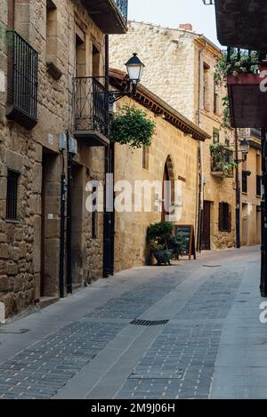 LaGuardia, Spagna - 6 agosto 2020: Vista del Municipio nel centro storico della città. Alava Foto Stock