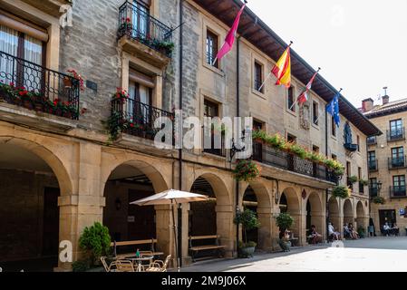 LaGuardia, Spagna - 6 agosto 2020: Vista del Municipio nel centro storico della città. Alava Foto Stock