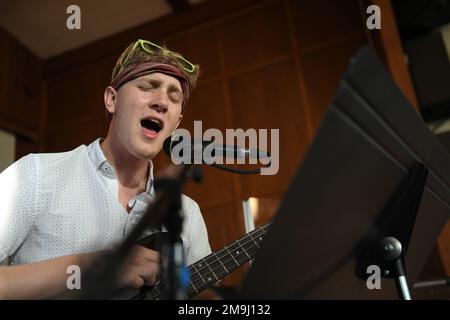 FORT MEADE, Md Ethan Garner, un soldato nel distaccamento della United States Army Signal School, canta le voci durante una jam session tenutasi a Chapel Next a Fort George G. Meade, Maryland, 19 maggio 2022. La jam session si è tenuta per dare ai soldati e agli altri membri del servizio la possibilità di migliorare le loro abilità e contribuire a costruire la resilienza tra coloro che si trovano all'USASSD. Foto Stock