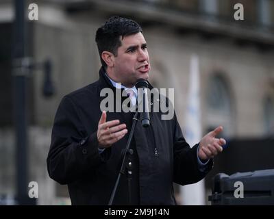 Il deputato laburista di Leeds East, Richard Burgon, parla durante una protesta a Whitehall, Londra, durante lo sciopero degli infermieri, contro il progetto di legge sui livelli minimi di servizio durante gli scioperi. Data immagine: Mercoledì 18 gennaio 2023. Foto Stock